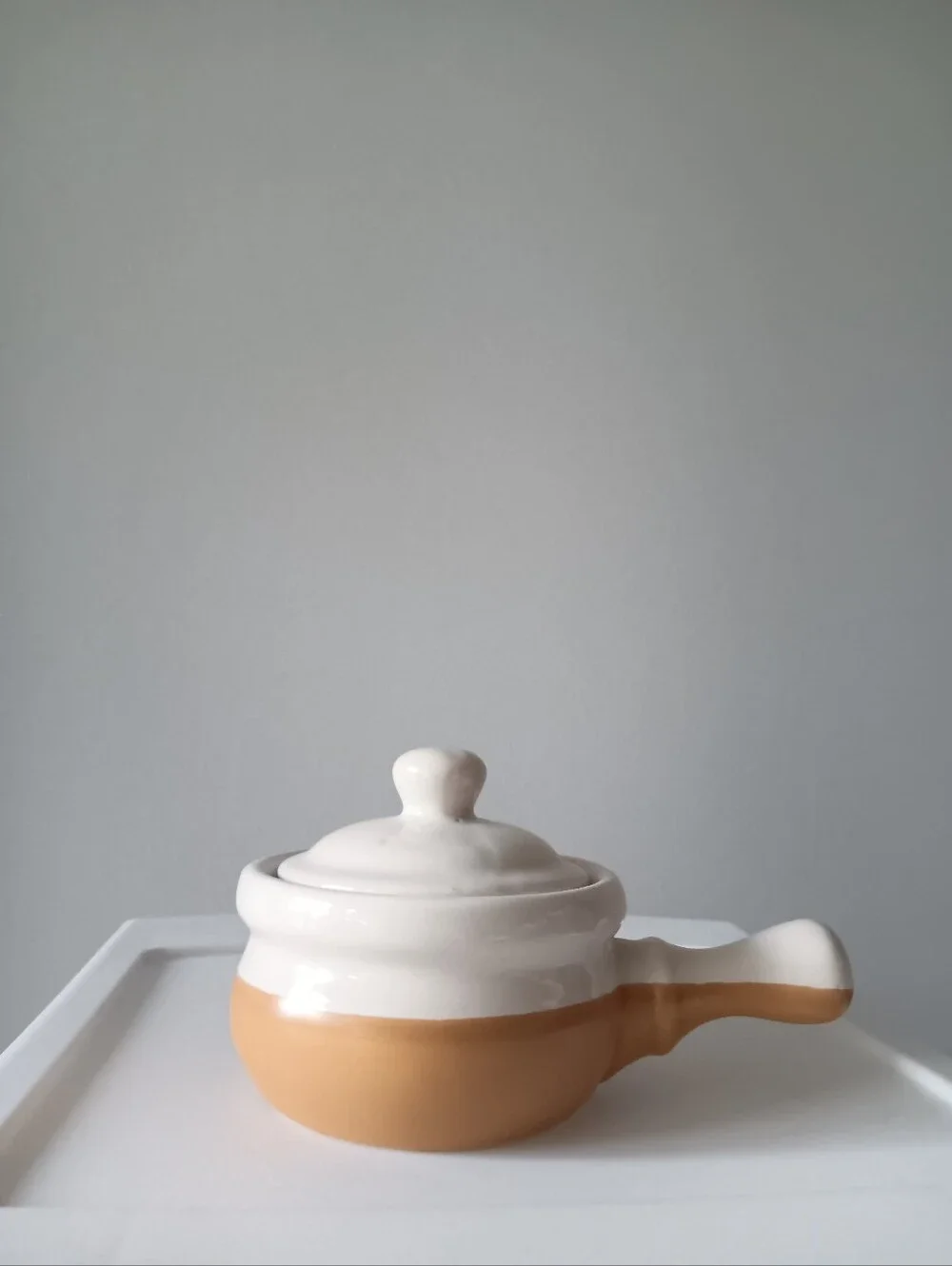 Vintage Handled Ceramic Crock French Onion Soup Bowl & Lid Bakeware Tan White